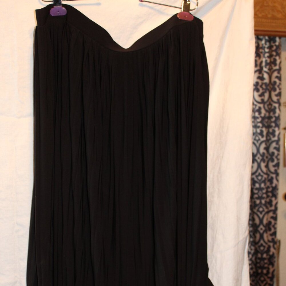 Pleated black skirt